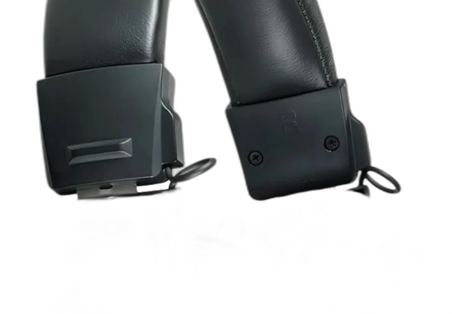Detalhe do earcup e da construção robusta do ATH-M20x