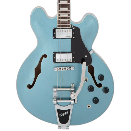 Guitarra Vintage Reissued VSA500BGHB Semi-Acústica Bigsby Gun Hill Blue com Corpo Maple Braço Mogno Parafusado Escala Rosewood 22 Trastes 2 Captadores Humbucker Wilkinson WOCHB Ponte Wilkinson TOM Bigsby